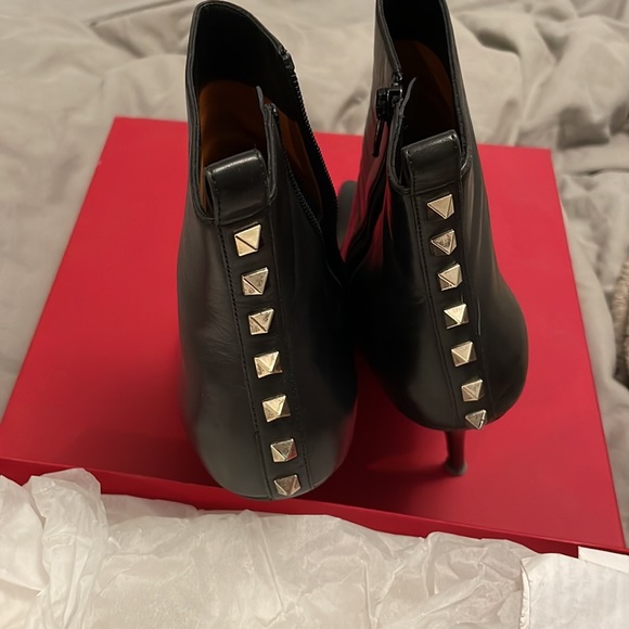 Valentino leather boot with rockstud. - Picture 2 of 4